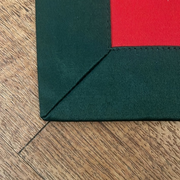 Set of 10 red and green reversible Christmas placemats. - Picture 5 of 6